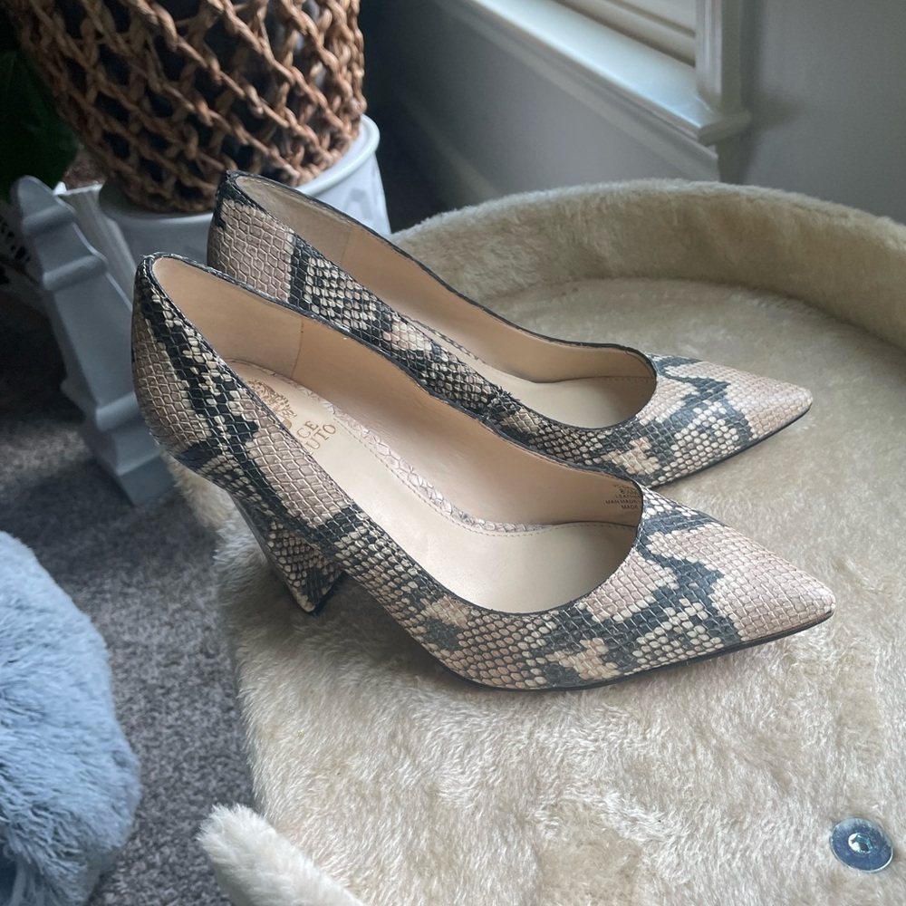 Vince Camuto Woman’s Faux Snake Pumps in SZ 8.5/EU39 Shoes are gorgeous - Picture 2 of 10